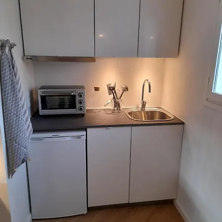 Mini-lejlighed Med Kokken - Deler Bad Og Toilet Med Nabolejlighed 2 *